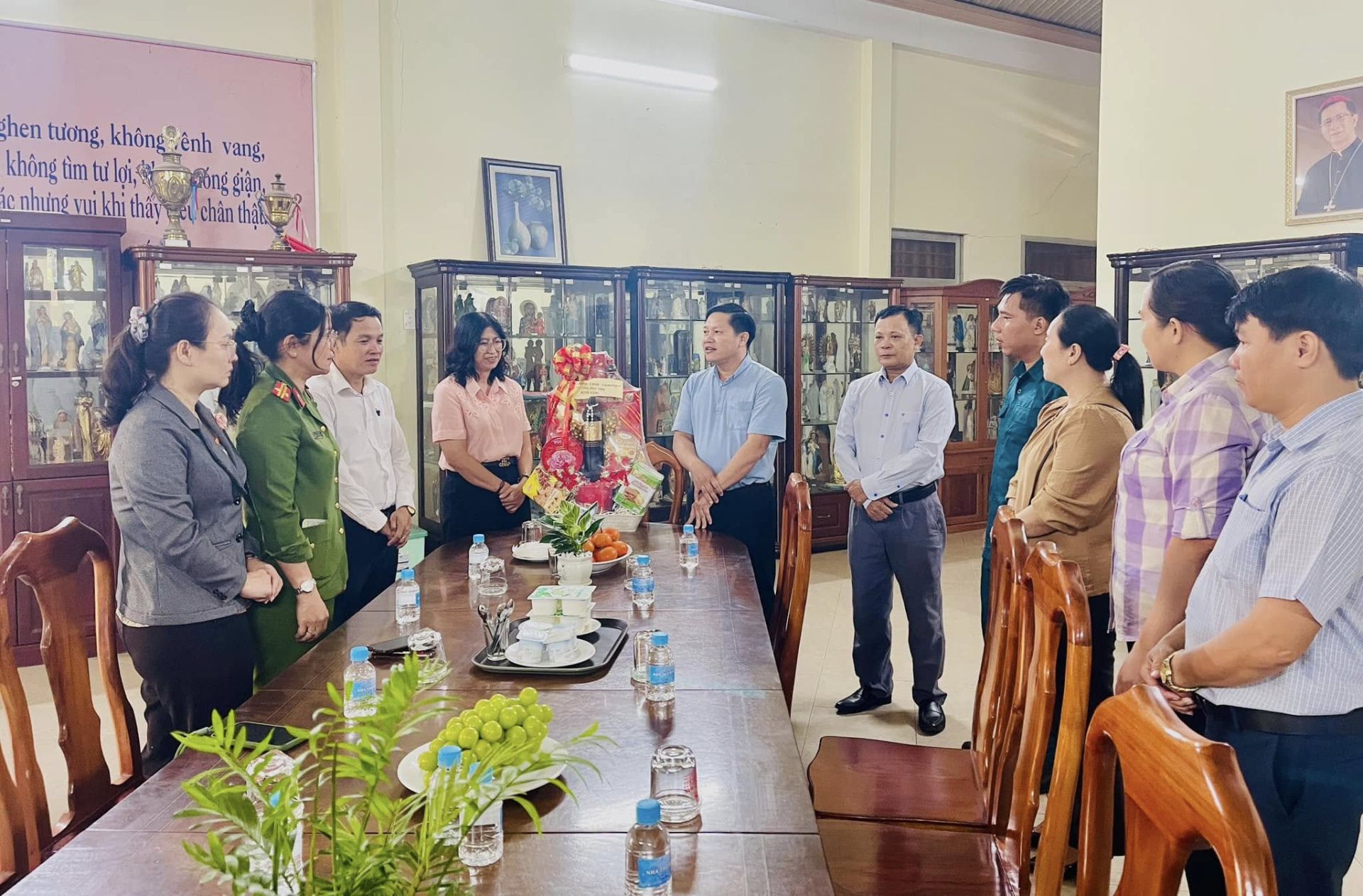 Có thể là hình ảnh về 8 người và mọi người đang học