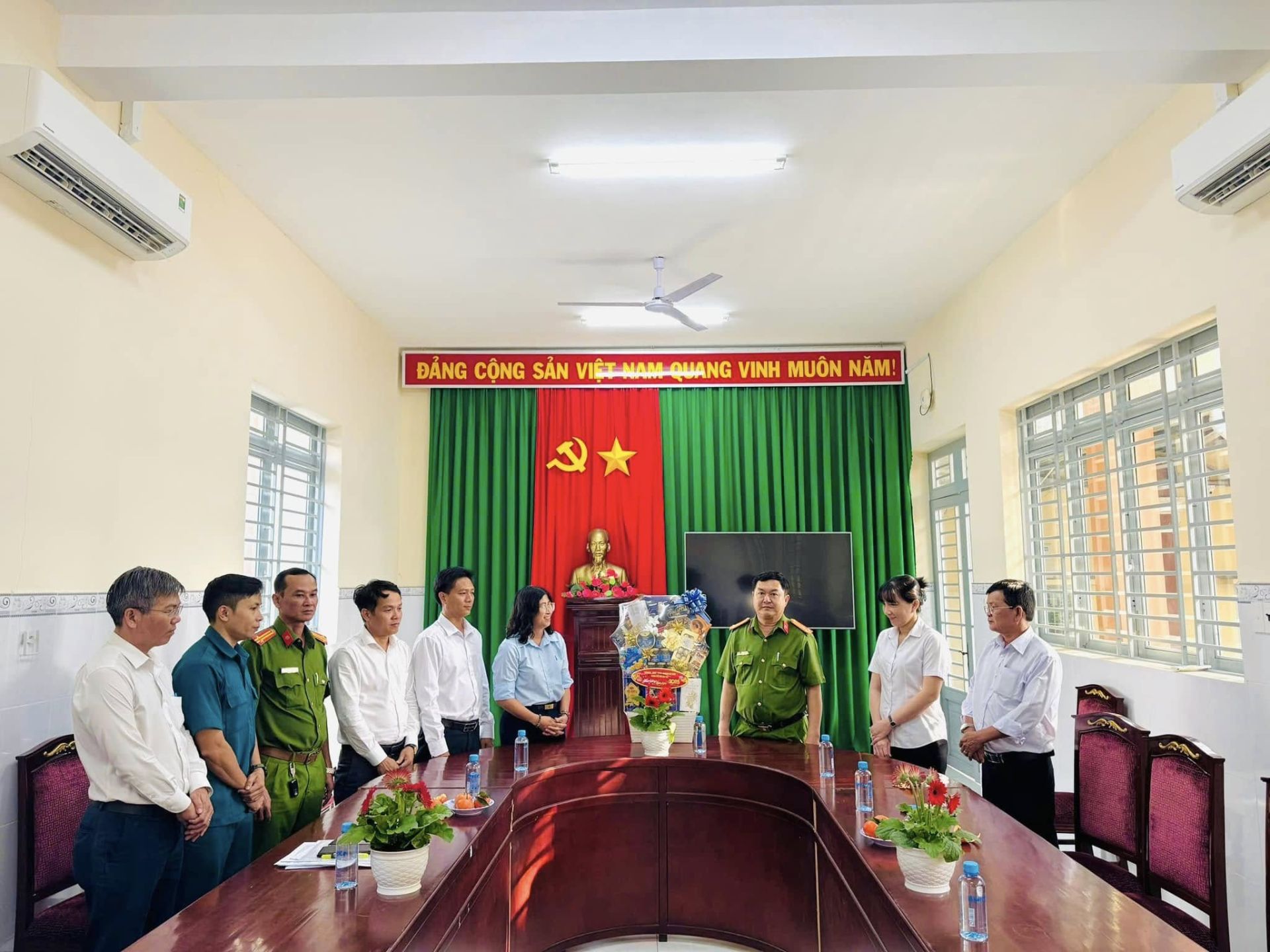 Có thể là hình ảnh về 8 người