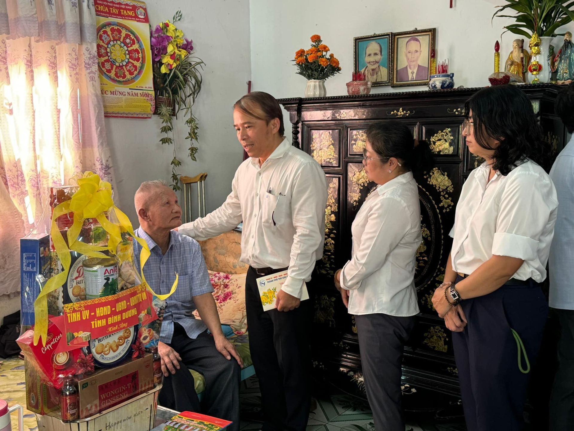 Có thể là hình ảnh về 5 người, đền thờ và văn bản