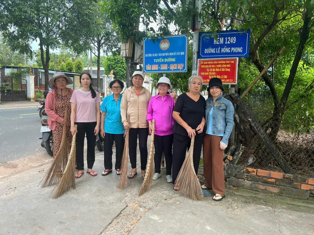 Có thể là hình ảnh về 7 người và cây