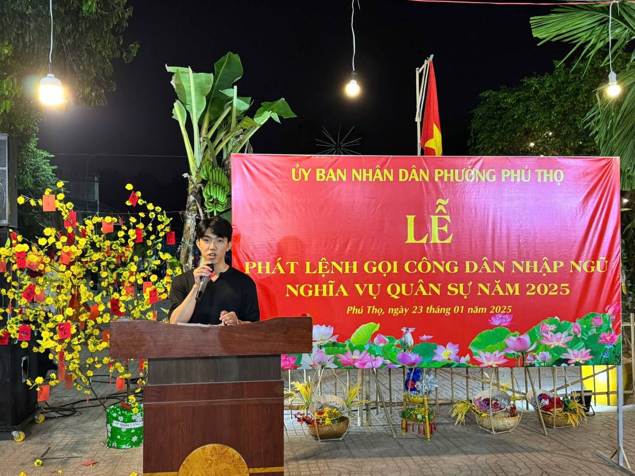 Có thể là hình ảnh về 1 người, cái bục và văn bản