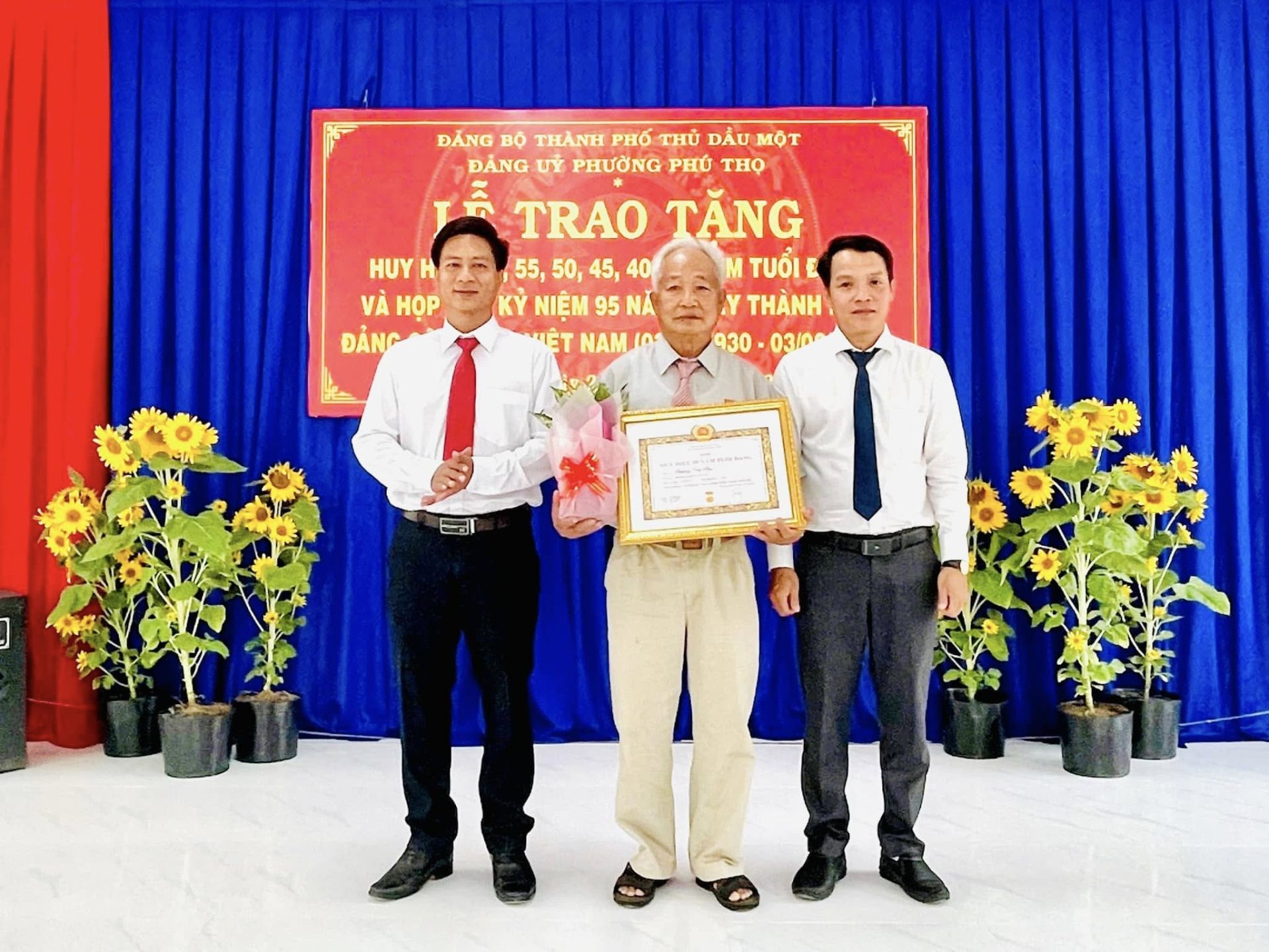 Có thể là hình ảnh về 3 người và văn bản