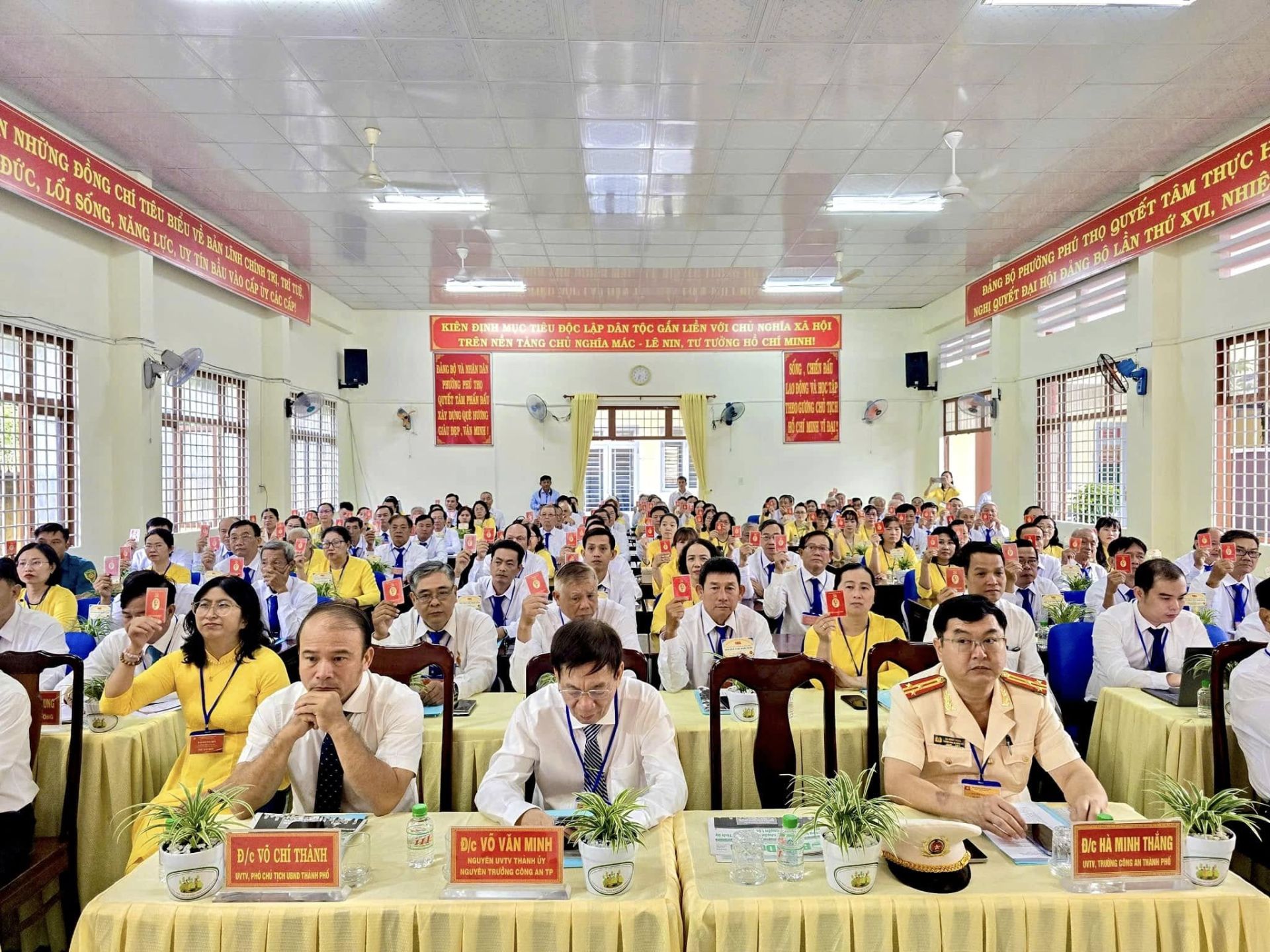 Có thể là hình ảnh về một hoặc nhiều người và văn bản