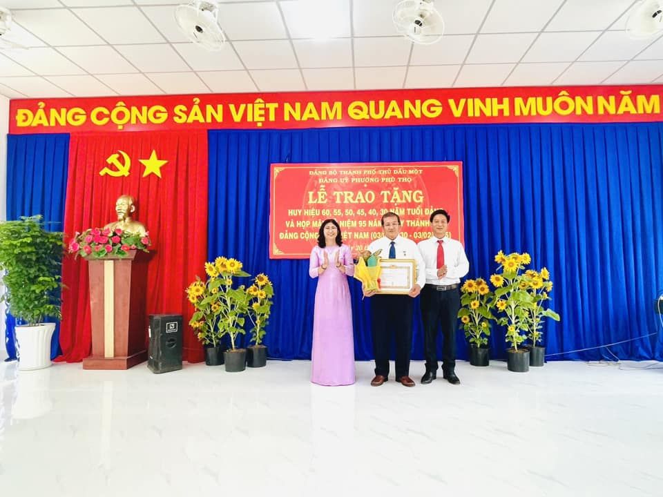 Có thể là hình ảnh về 3 người và văn bản
