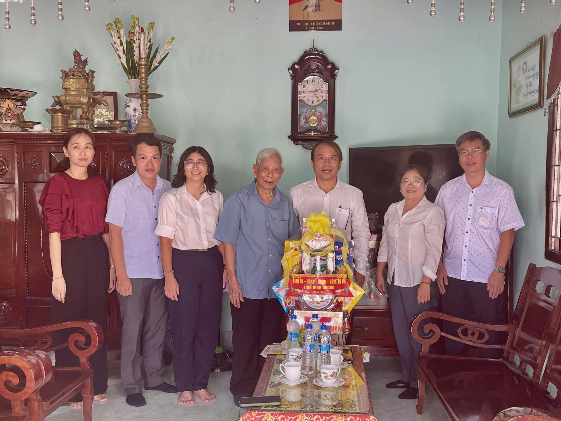 Có thể là hình ảnh về 7 người, đền thờ và văn bản