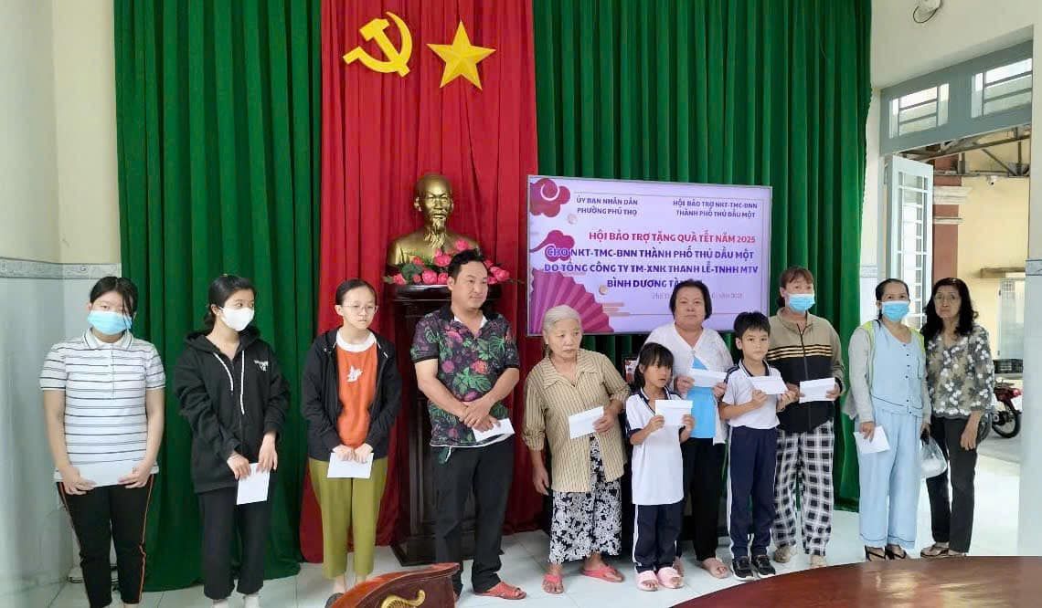 Có thể là hình ảnh về 10 người, bệnh viện và văn bản