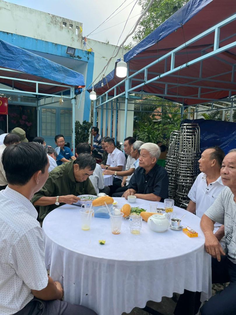 Có thể là hình ảnh về 6 người