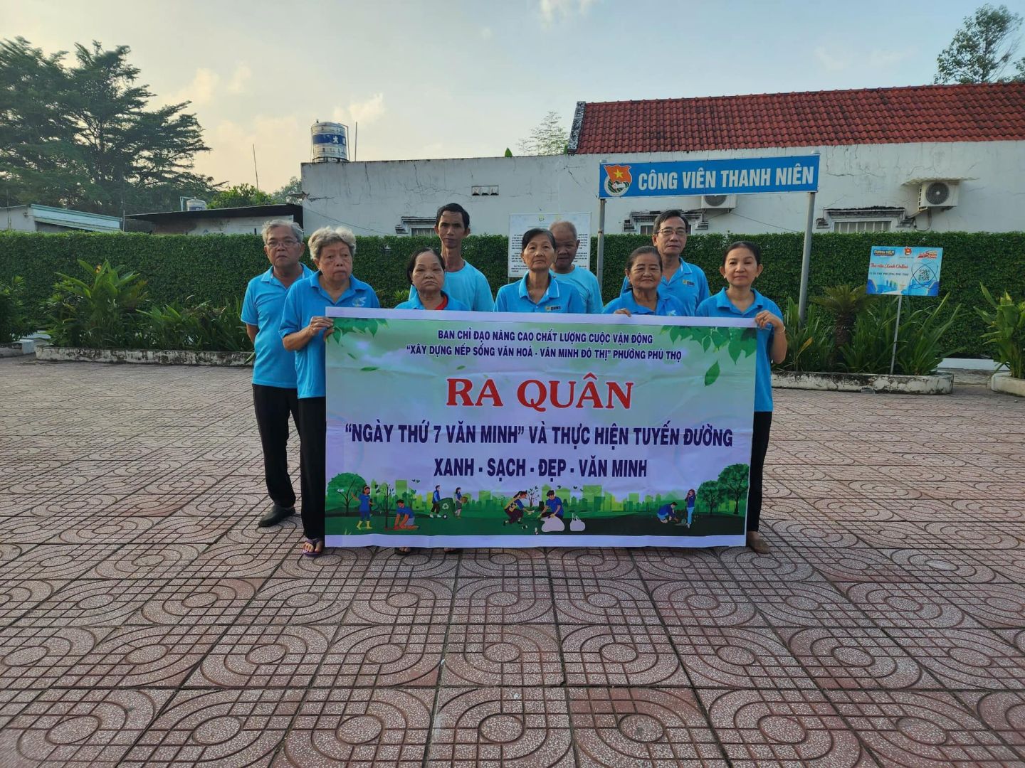 Có thể là hình ảnh về 9 người và văn bản