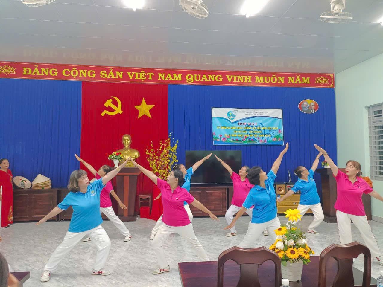 Có thể là hình ảnh về 7 người, mọi người đang tập yoga, mọi người đang khiêu vũ, đang trình diễn võ thuật và văn bản