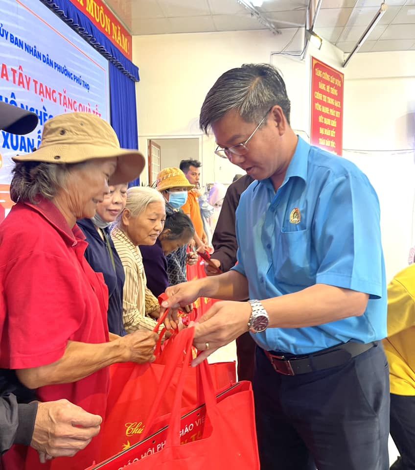 Có thể là hình ảnh về 2 người và văn bản