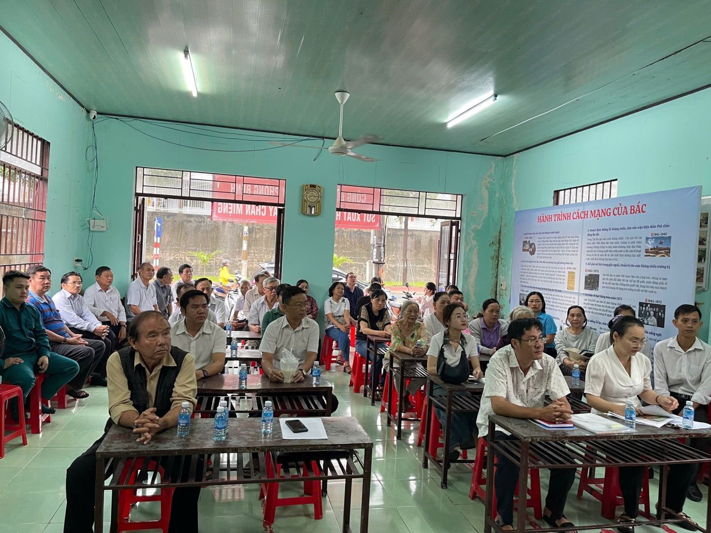 Có thể là hình ảnh về 11 người, bàn cờ và văn bản