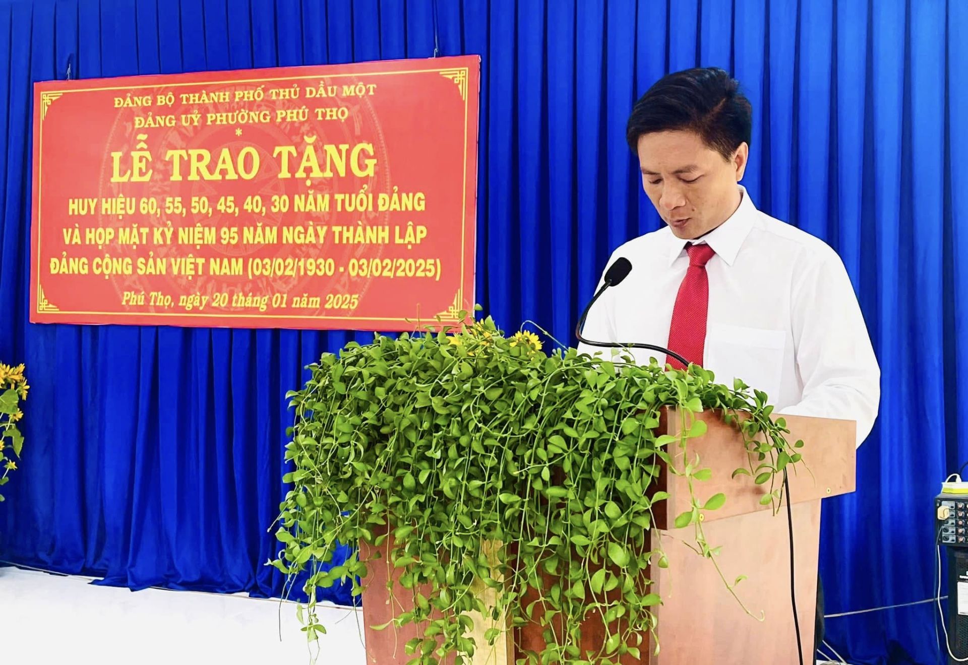 Có thể là hình ảnh về 1 người và văn bản cho biết 'ĐÁNG BỘ THÀNH PHό THỦ DẦU MỘT ĐẢNG જજ PHƯỜNG PHÚ THỌ LỄ TRAO TĂNG HUY HIỆU 60, 55, 50, 45, 40, 30 NĂM TUỔI ĐẢNG VÀ HOP MẶT KỲ NIỆM 95 NĂM NGÀY THÀNH LẬP ĐÀNG CỘNG SẢN VIỆT NAM (03/02/1930- 03/02/2025) Phú Thọ, ngày 20 tháng 01 năm 2025'