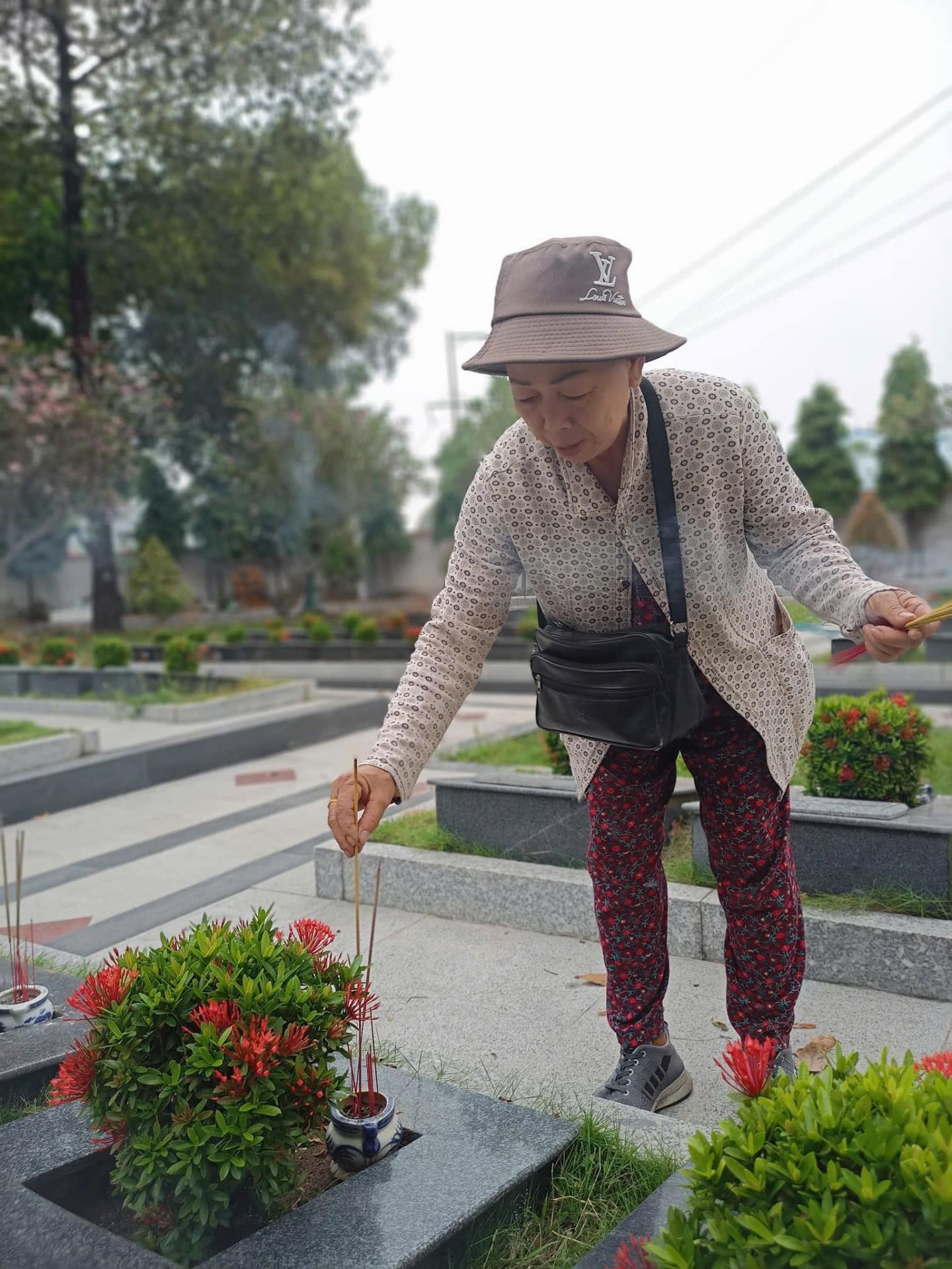 Có thể là hình ảnh về 1 người và mũ