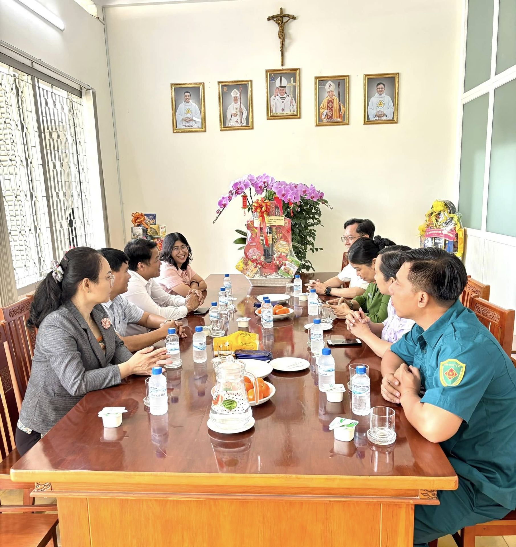 Có thể là hình ảnh về 6 người, bàn và bệnh viện