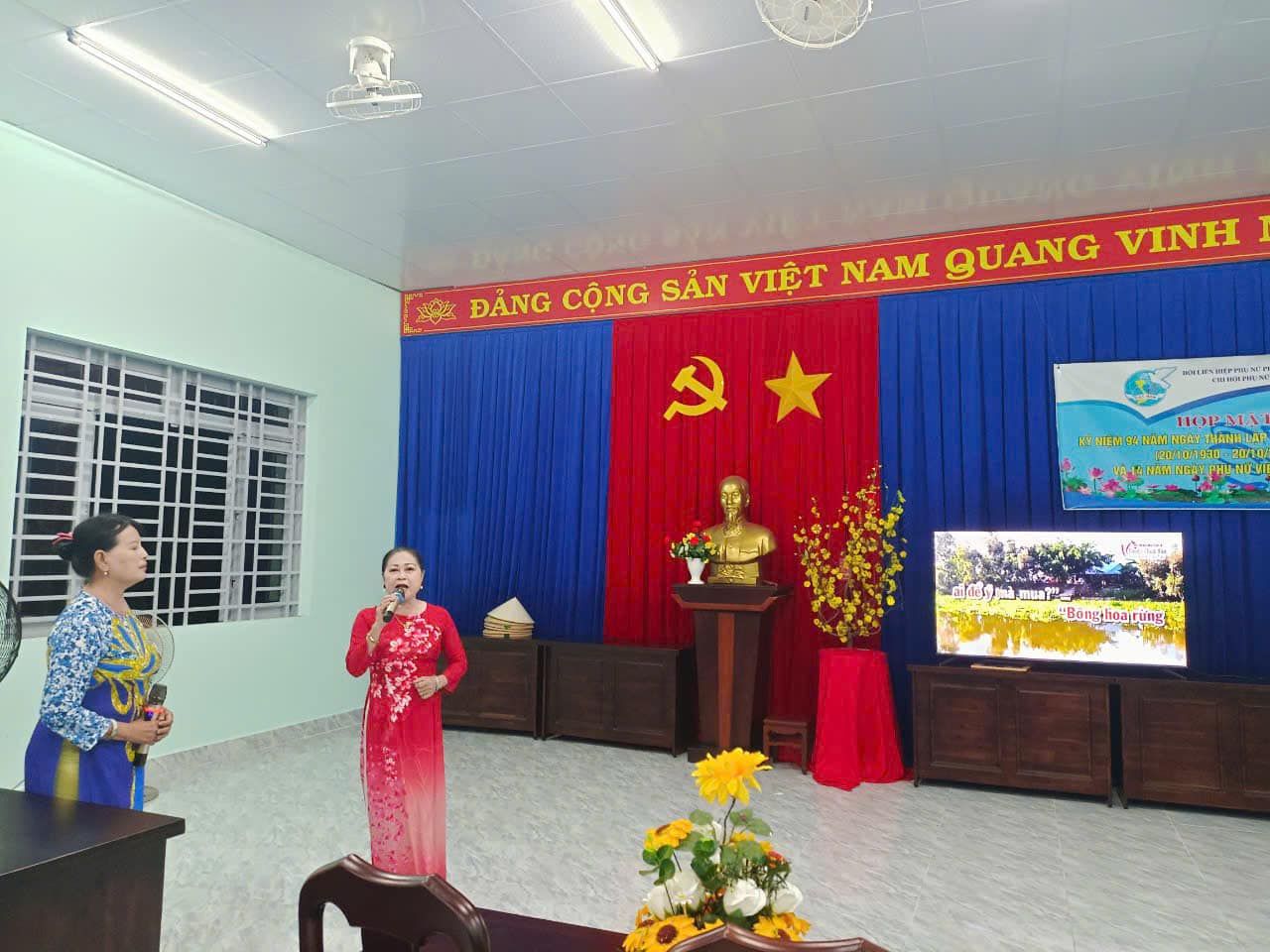 Có thể là hình ảnh về 2 người, đền thờ và văn bản