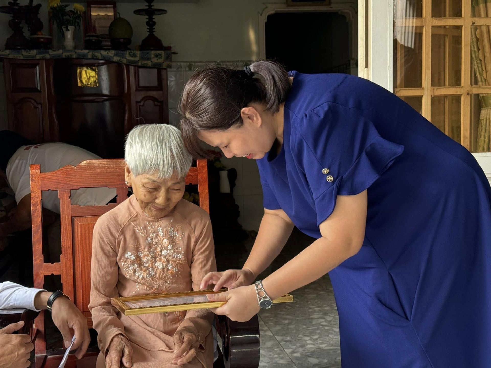 Có thể là hình ảnh về 3 người và bệnh viện