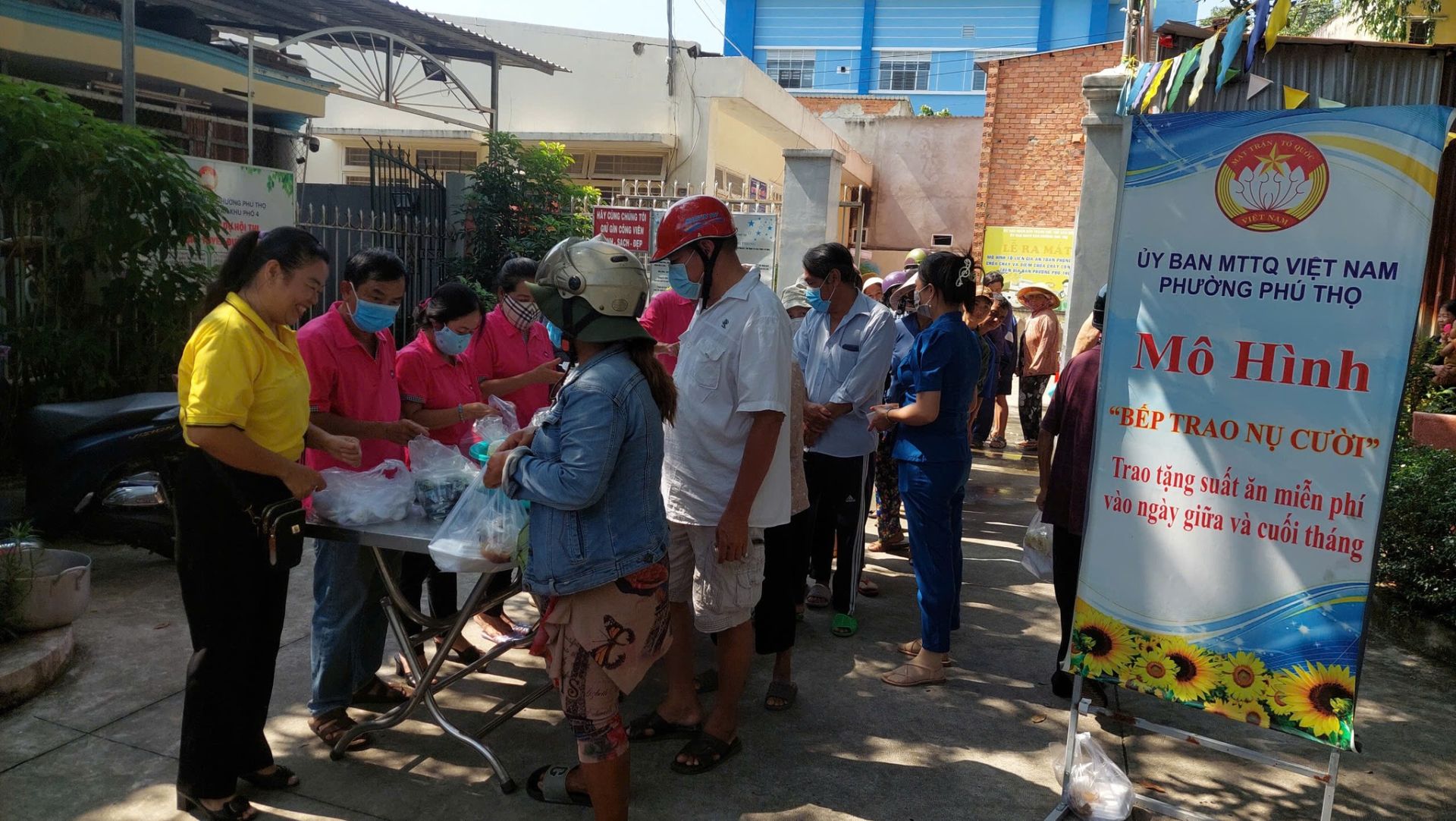 Có thể là hình ảnh về 10 người và văn bản