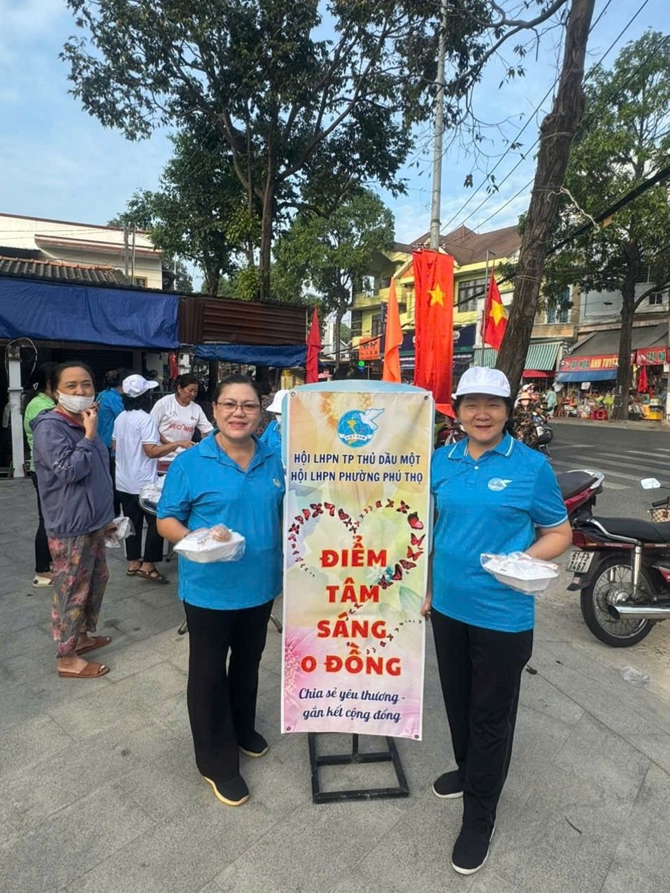 Có thể là hình ảnh về 4 người và văn bản