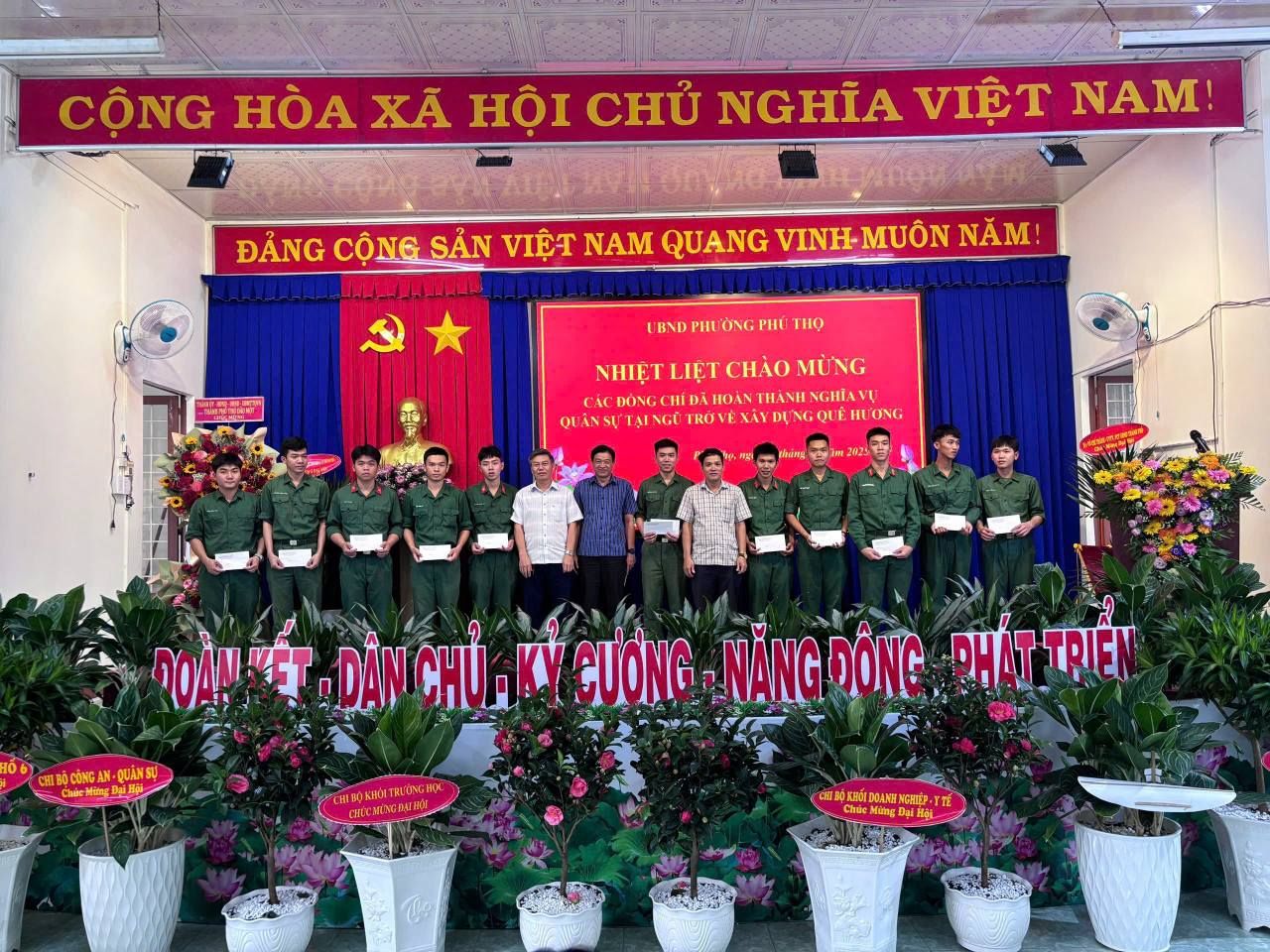 Có thể là hình ảnh về 10 người, hoa và văn bản