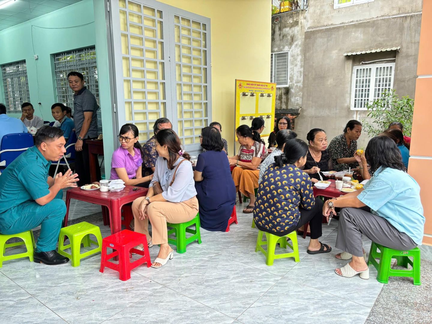 Có thể là hình ảnh về 10 người, mọi người đang học, bàn và văn bản