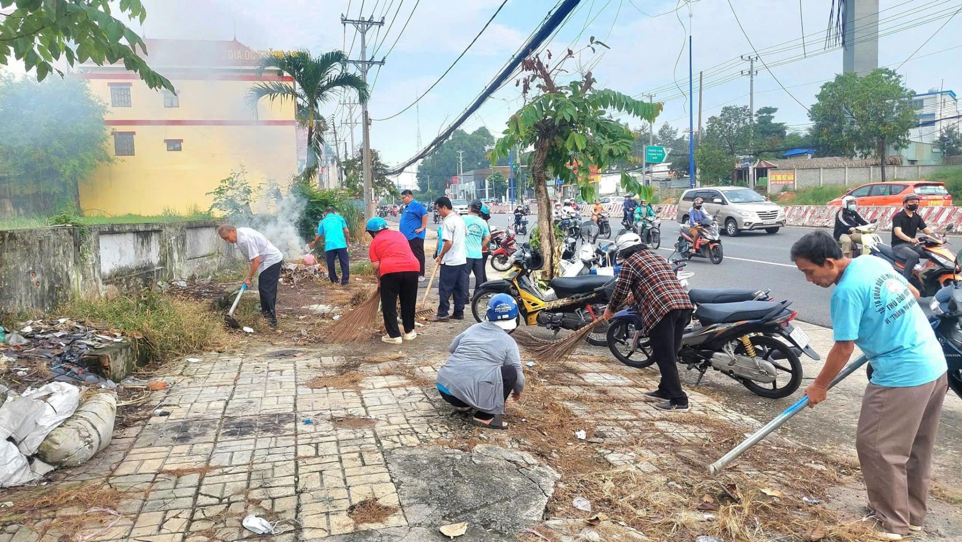 Có thể là hình ảnh về 9 người và cây