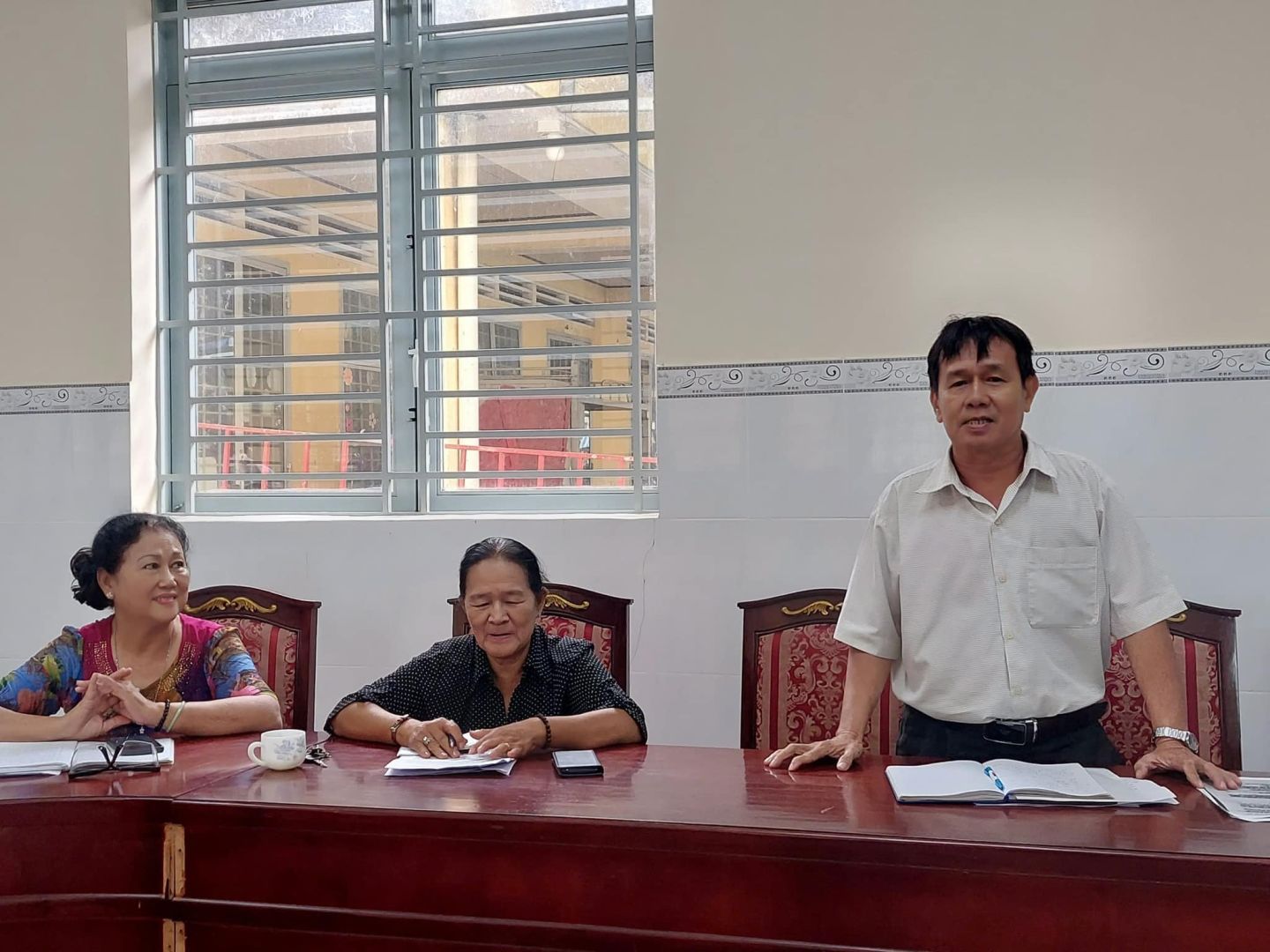 Có thể là hình ảnh về 3 người và mọi người đang học