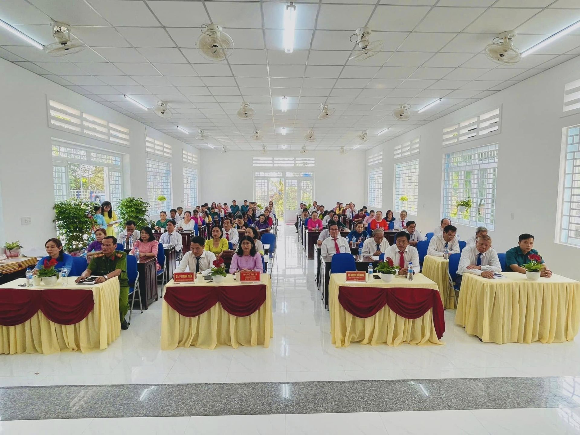 Có thể là hình ảnh về 5 người, bàn và cái bục