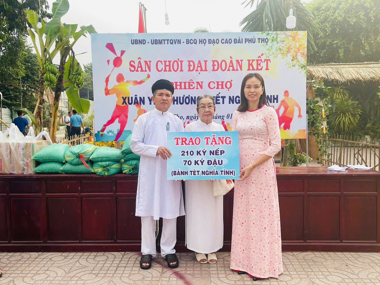 Có thể là hình ảnh về 5 người, đền thờ, cái bục và văn bản