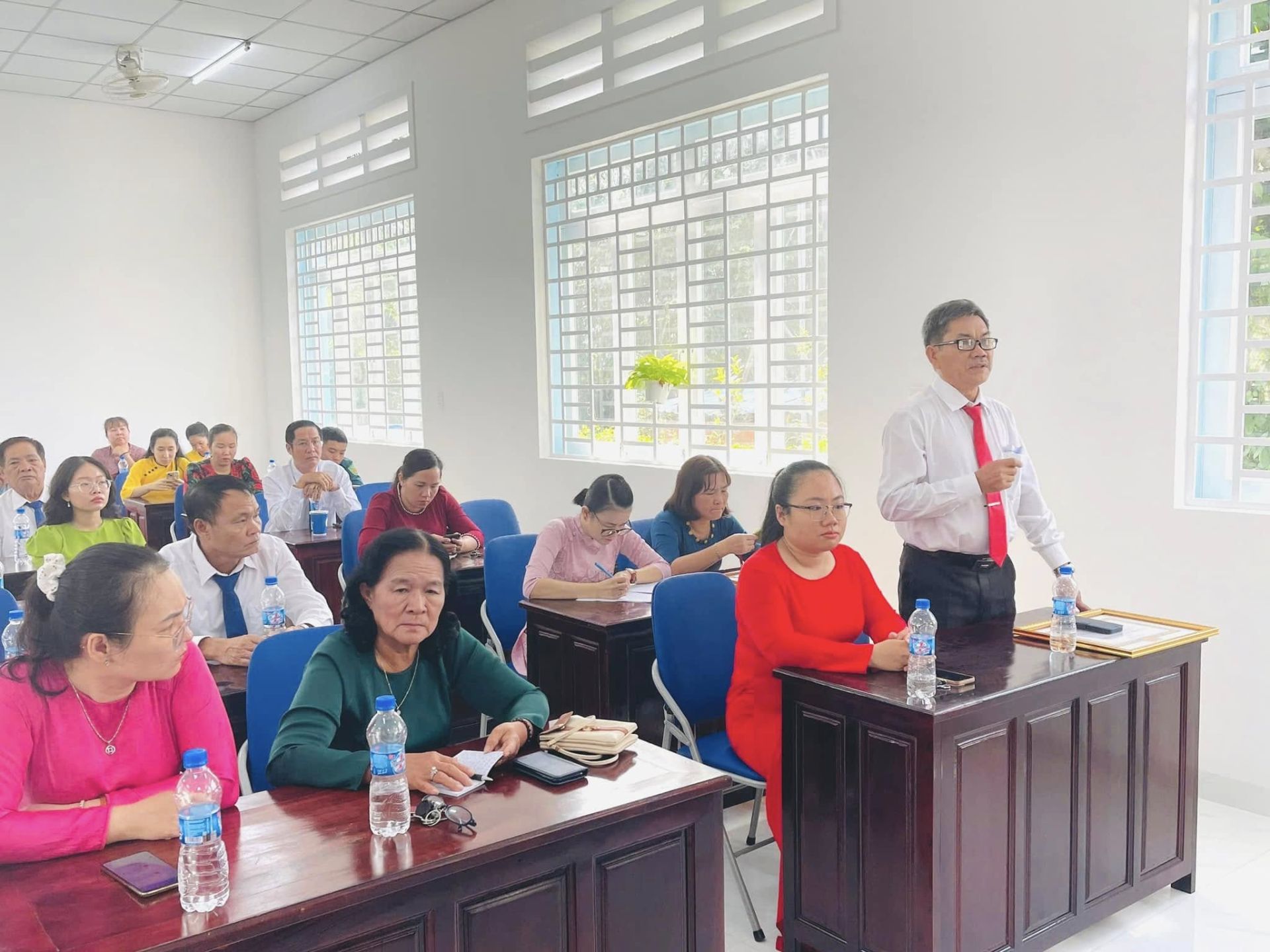 Có thể là hình ảnh về 12 người và mọi người đang học