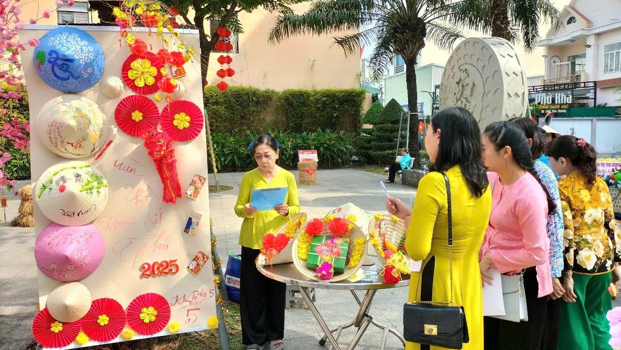 Có thể là hình ảnh về 5 người, hoa và văn bản