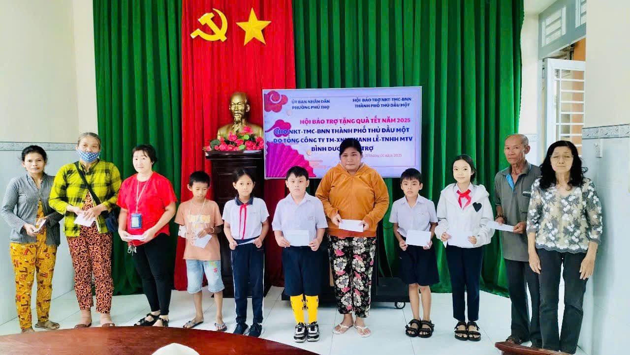 Có thể là hình ảnh về 11 người và văn bản