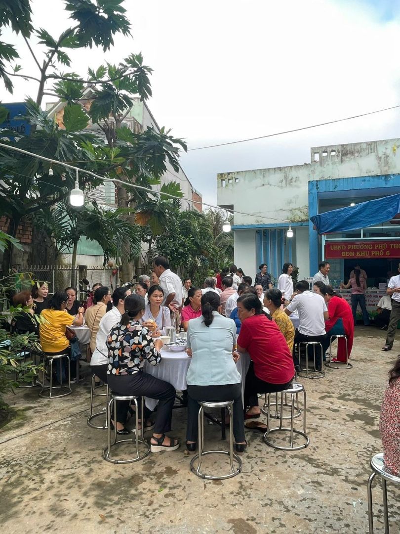 Có thể là hình ảnh về 4 người