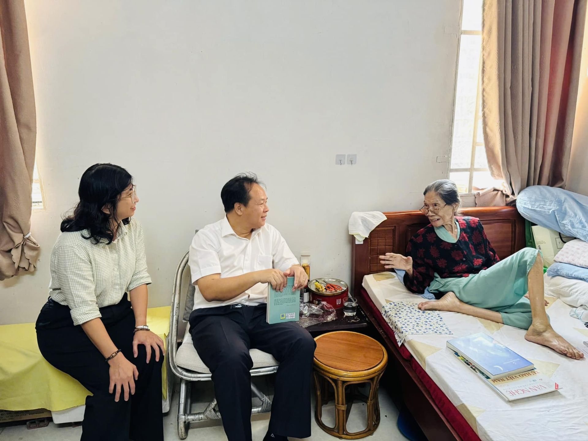 Có thể là hình ảnh về 3 người, bệnh viện và văn bản