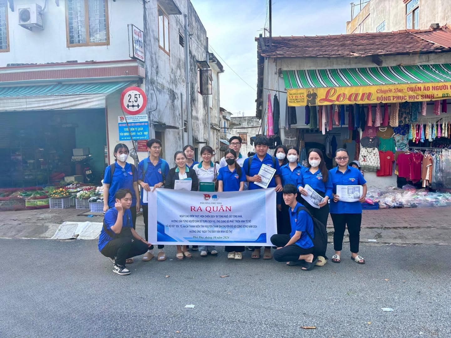 Có thể là hình ảnh về 9 người và văn bản