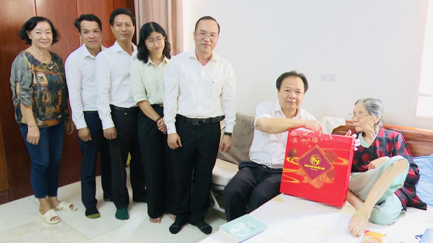 Lãnh đạo thành phố Thủ Dầu Một thăm và tặng quà cho đảng viên cao tuổi đảng