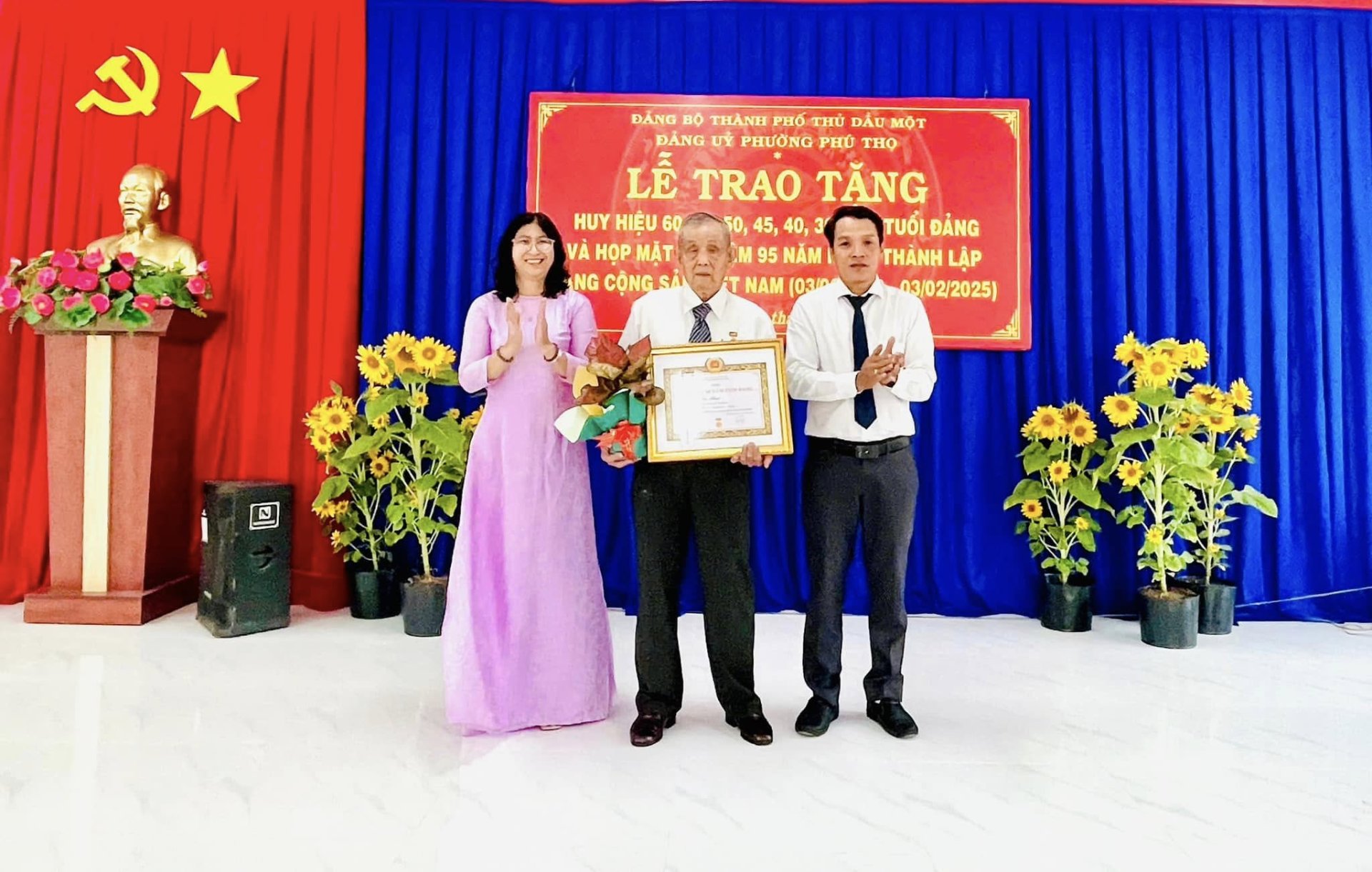 Đảng ủy phường Phú Thọ tổ chức Lễ trao Huy hiệu đảng đợt 3/2/2025