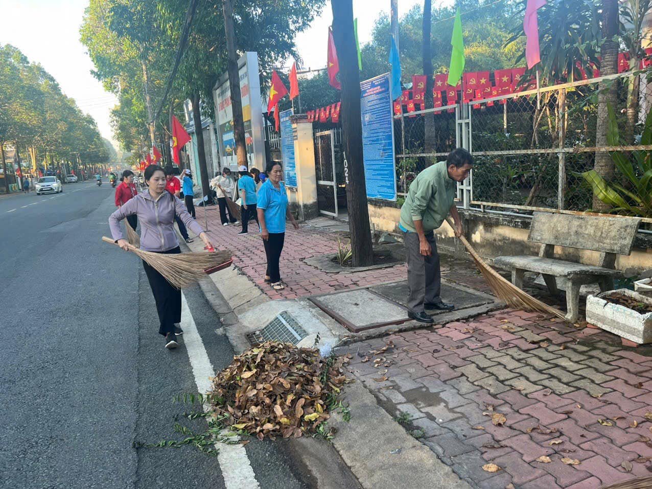 UBMTTQVN - Tổ chức ra quân vệ sinh môi trường tháng 01/2025