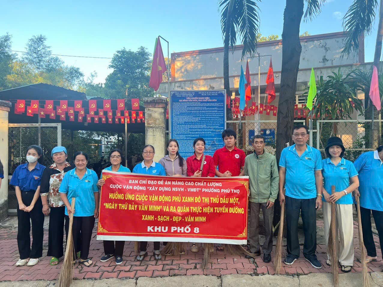 Đề án NSVH-VMĐT: Phường Phú Thọ tổ chức ra quân vệ sinh môi trường "Ngày thứ bảy  văn minh" mừng Đảng - mừng Xuân Ất Tỵ năm 2025