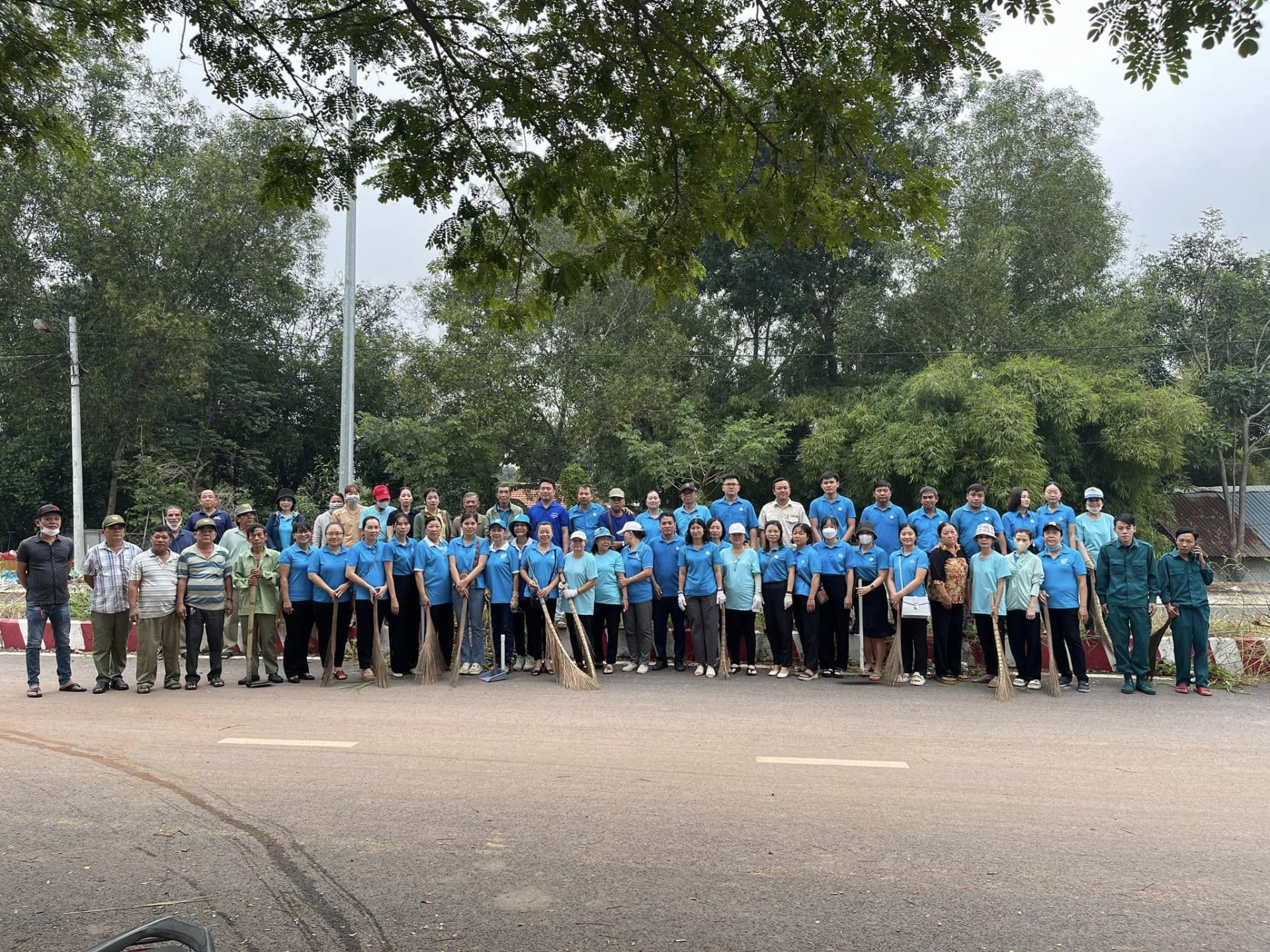 Đề án NSVH-VMĐT: Phường Phú Thọ tổ chức ra quân tổng vệ sinh môi trường chào mừng Tết dương lịch năm 2025.