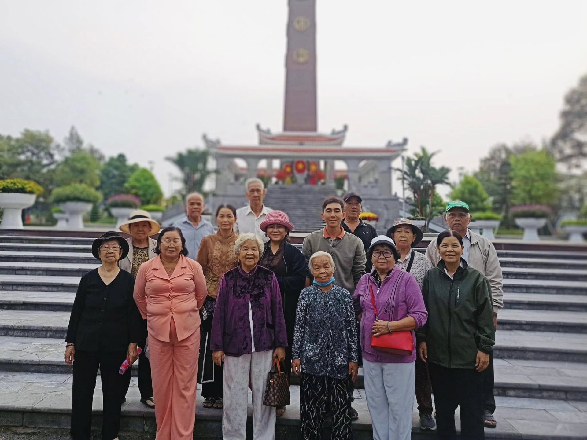 Tổ chức viếng Nghĩa trang liệt sĩ tỉnh cho các gia đình chính sách và thân nhân kỷ niệm 95 năm ngày thành lập Đảng cộng sản Việt Nam (03/02/1930 - 03/02/2025)