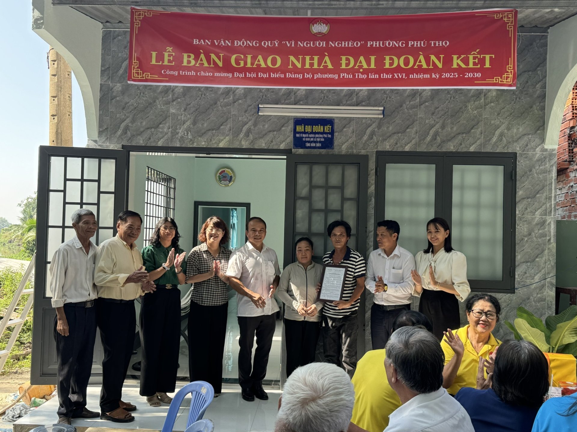 UBMTTQVN - Ban Vận động quỹ Vì người nghèo phường Phú Thọ tổ chức Lễ bàn giao nhà Đại đoàn kết