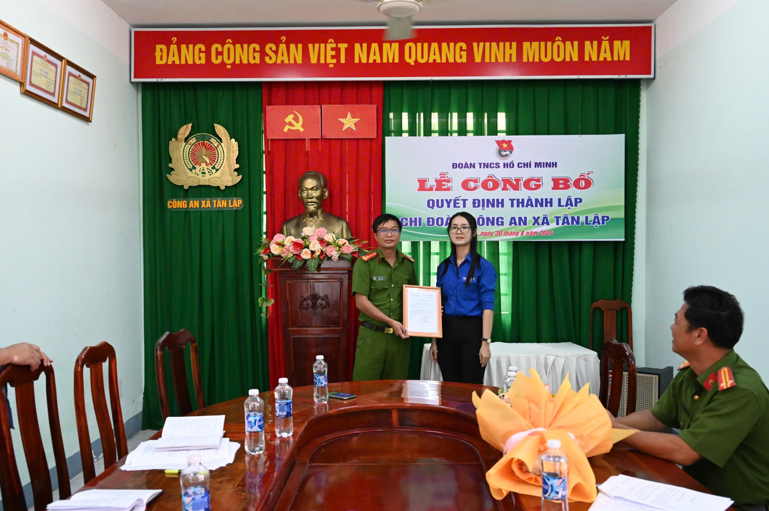 Đồng chí Bí thư Đoàn xã trao Quyết định thành lập Chi đoàn Công an xã Đồng chí Bí thư Đoàn xã trao Quyết định thành lập Chi đoàn Công an xã