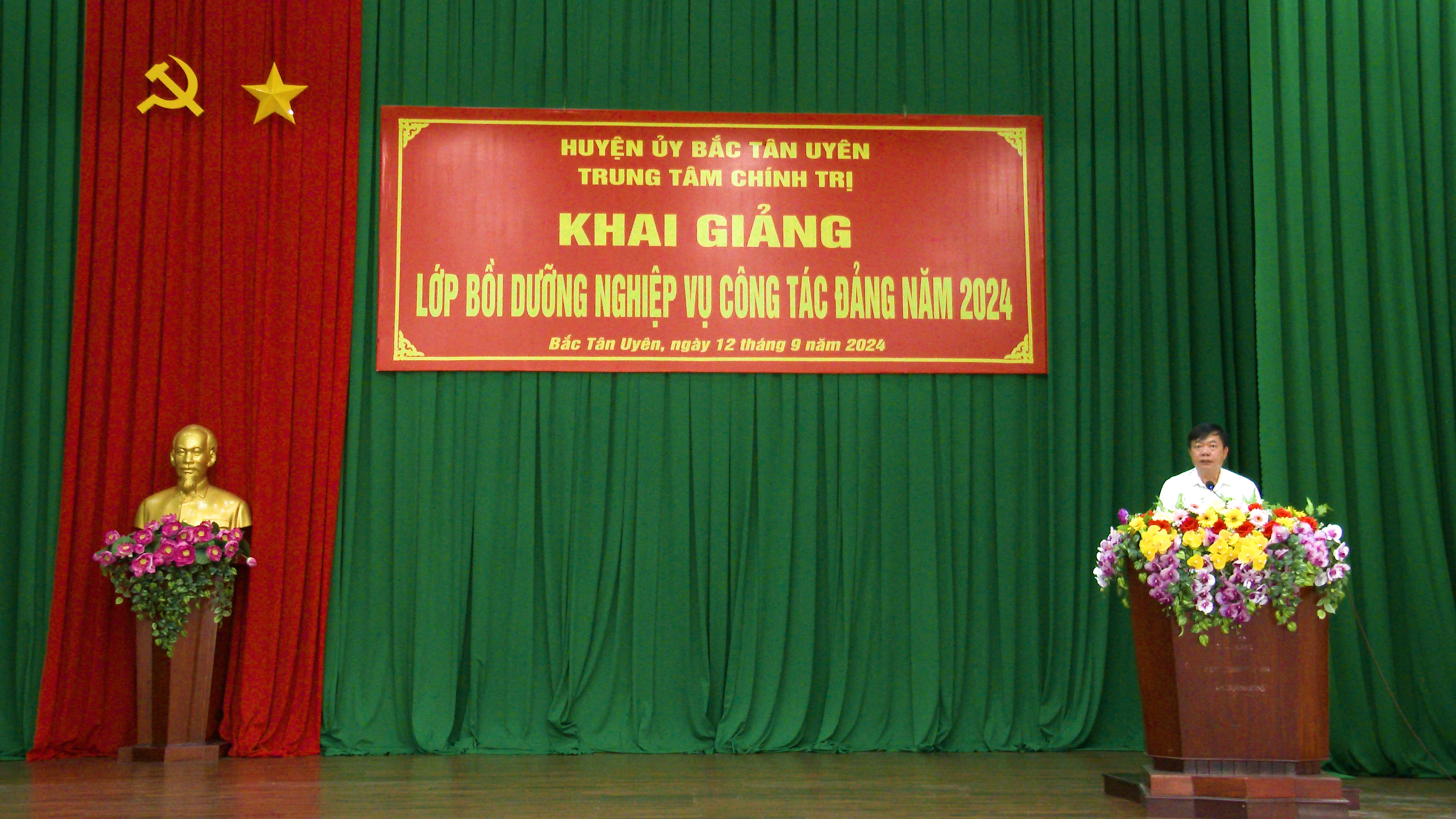 đ/c Phó Bí thư phát biểu