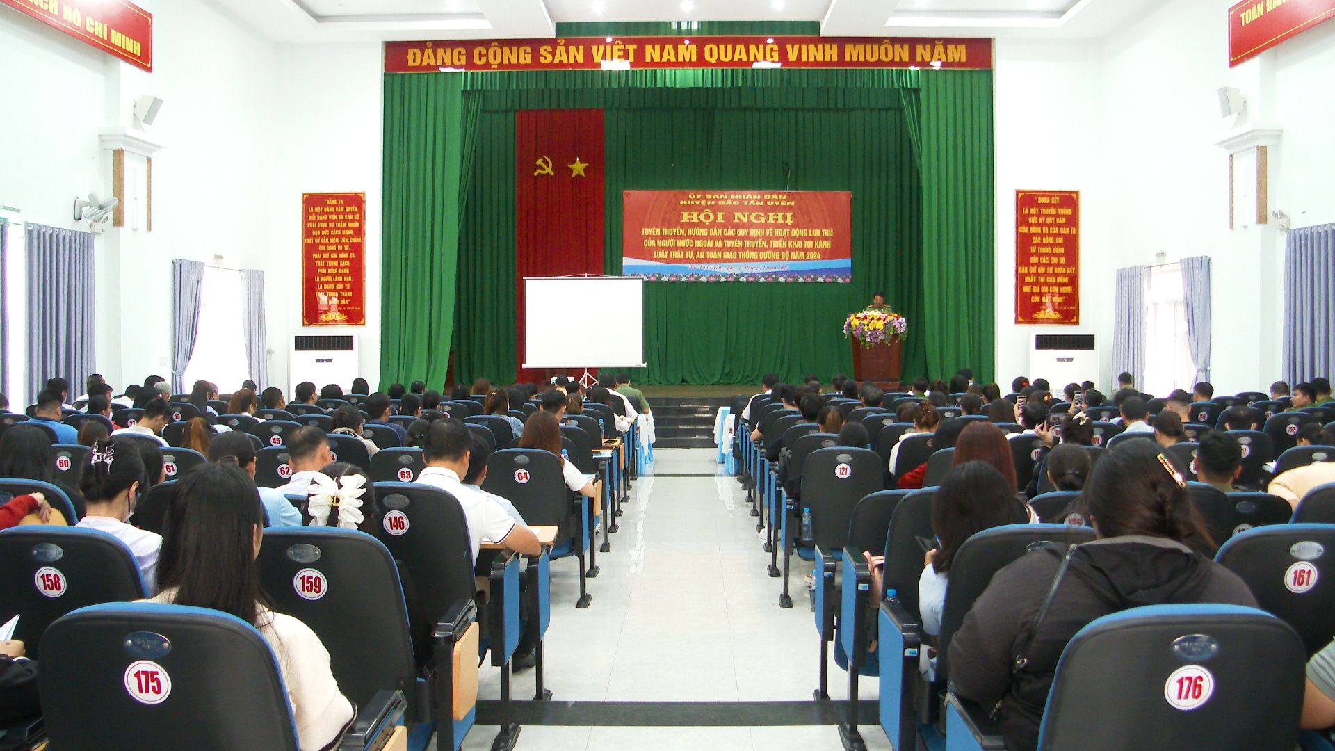 Hội nghị tuyên truyền hướng dẫn các quy định về hoạt động lưu trú của người nước ngoài và tuyên truyền, triển khai thi hành luật trật tự, ATGT đường bộ năm 2024