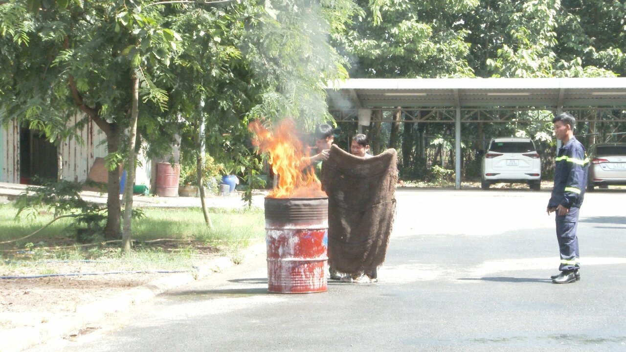 Tập huấn, hướng dẫn kiến thức, kỹ năng phòng cháy, chữa cháy và thoát nạn năm 2023 cho cán bộ và nhân dân xã Đất Cuốc