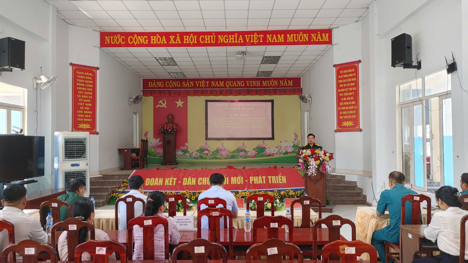 Huyện Bắc Tân Uyên tổ chức chi trả kinh phí bồi thường cho các hộ gia đình trong khu vực quy tập hài cốt liệt sĩ trên địa bàn xã Bình Mỹ