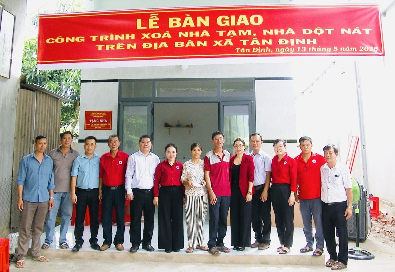 Huyện Bắc Tân Uyên trao nhà "Chữ thập đỏ" cho hộ gia đình khó khăn