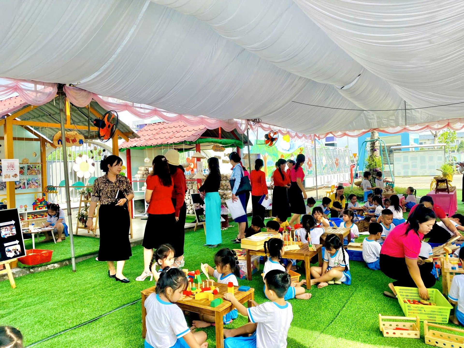 Trường mầm non Bông Trang tổ chức thành công Sinh hoạt hội đồng chuyên môn, nghiệp vụ cốt cán cấp tỉnh-cụm 2 và "Ngày hội bé với ngành nghề