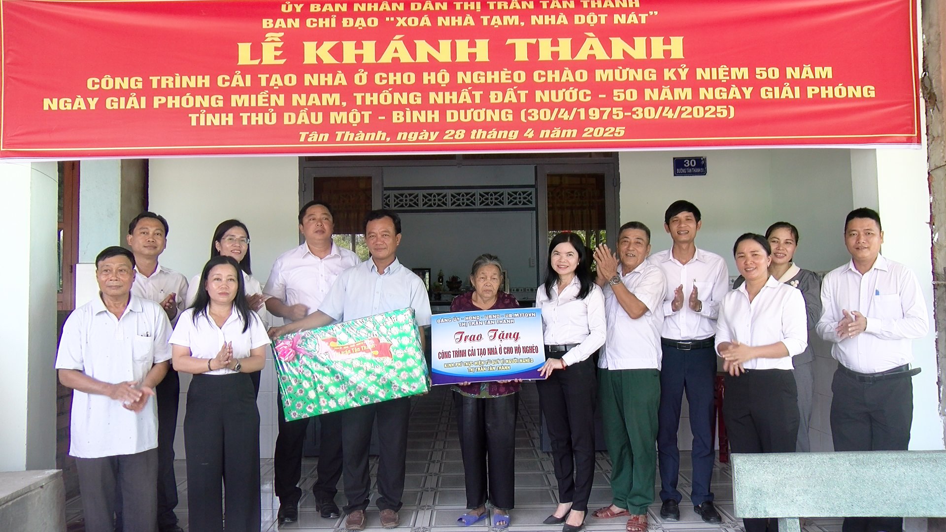 Thị trấn Tân Thành khánh thành và bàn giao 2 công trình cải tạo nhà ở cho hộ nghèo