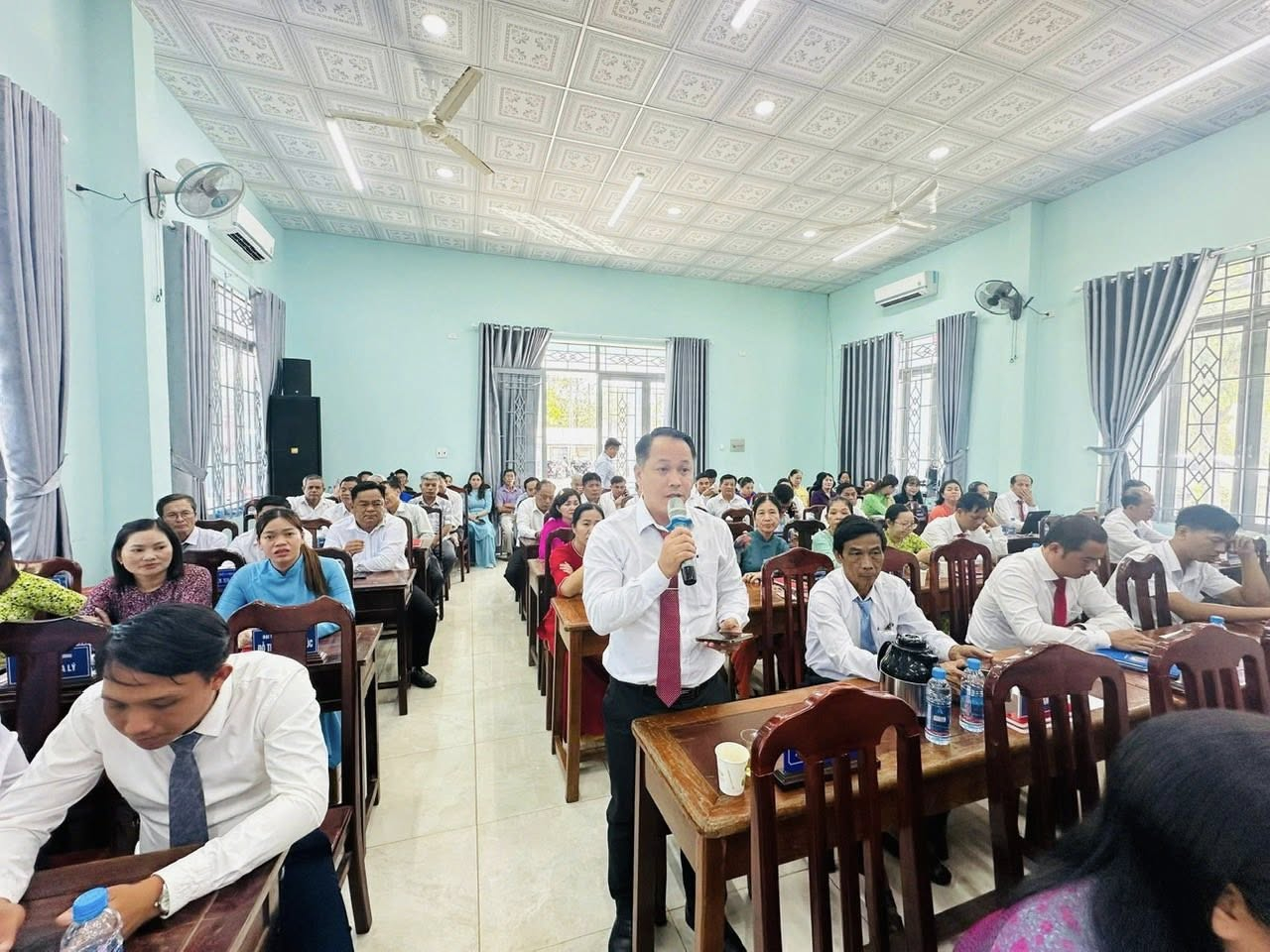 C&oacute; thể l&agrave; h&igrave;nh ảnh về một hoặc nhiều người, mọi người đang học, b&agrave;n v&agrave; văn bản